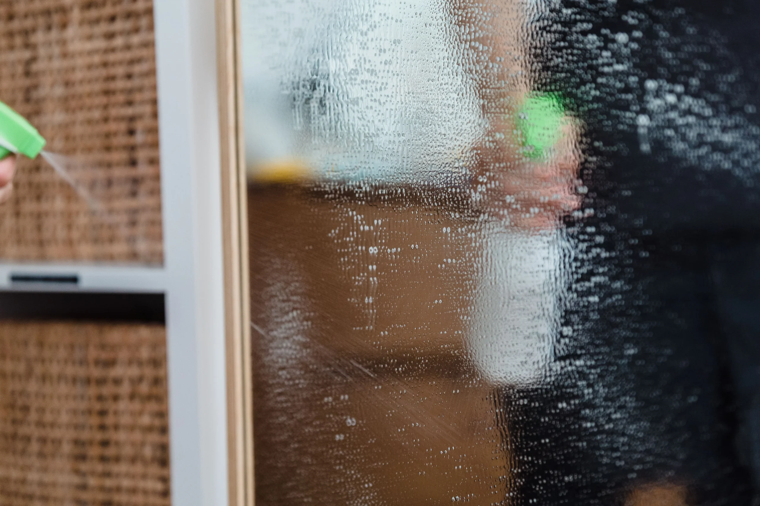 Isolierglas reinigen mit Mikrofasertuch und Glasreiniger